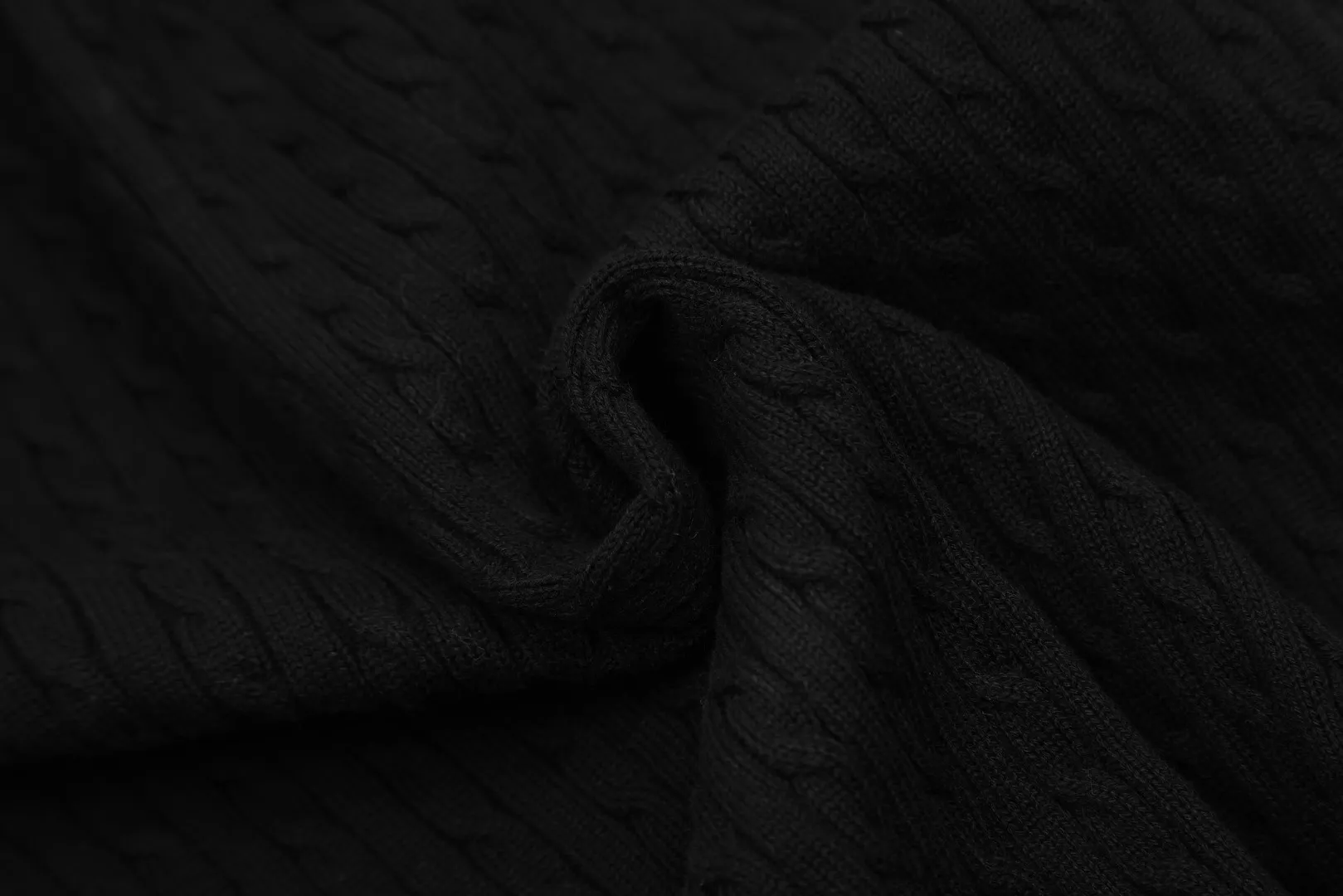 P210 Top quality" Style number: DS005# (not off the shelves all year round) [Ralph Lauren round neck solid color pony embroidery logo knitted cardigan long sleeves] ✅Ralph Lauren Ralph Lauren classic basic versatile twist knitted cardigan long sleeves ✅Main supplier platform live broadcast Wholesale entity Replenish when out of stock Not off the shelf ✅ZP quality 1:1 version Scan the code to enter the GF website Counter quality ✅Detailed quality is the only one in Guangzhou Imported quality cotton yarn, focusing on high-end, cost-effective, good quality, needless to say ✅Zhao Lusi's same style is really amazing, so sweet, so beautiful. This cardigan is really good-looking ✅The upper body is simple and easy to match. A must-have for goddess ootd. Good-looking clothes are never picky. A must-have in the goddess' wardrobe. Size: S-XL Color: Black, almond, gray, navy blue, pink, white, light blue, taro purple, rose red, white label, big red and blue label
